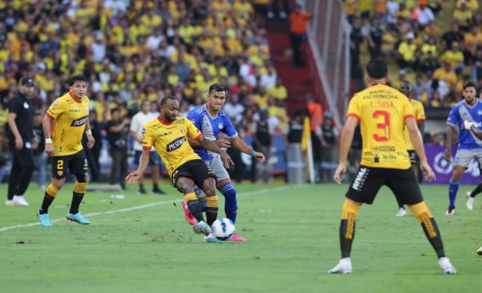 Souza, jugador de Barcelona, recuperó el balón para sus compañeros en diversas ocasiones.