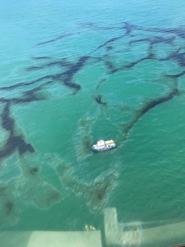 El derrame de petróleo en Esmeraldas tiñó de negro la playa Las Palmas