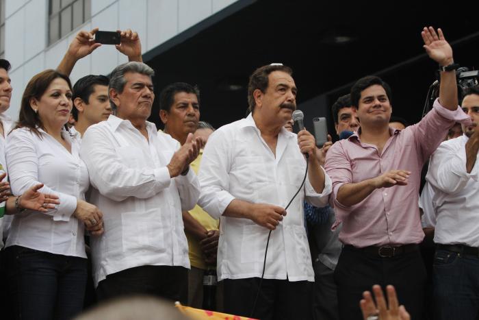 Carlos Falquez Batallas acompañado del exalcalde de Guayaquil Jaime Nebot y de su hijo Carlos Falquez Aguilar.