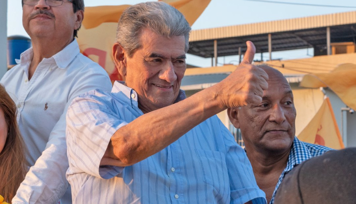 Carlos Falquez en un recorrido de la campaña electoral acompañado por simpatizantes del PSC.