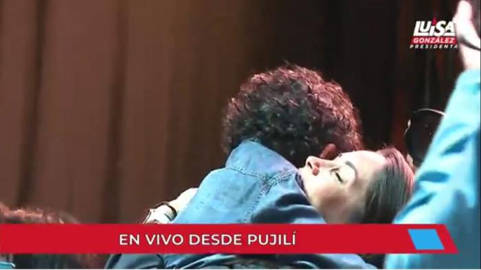 Luisa González y un niño, en un acto de promoción política