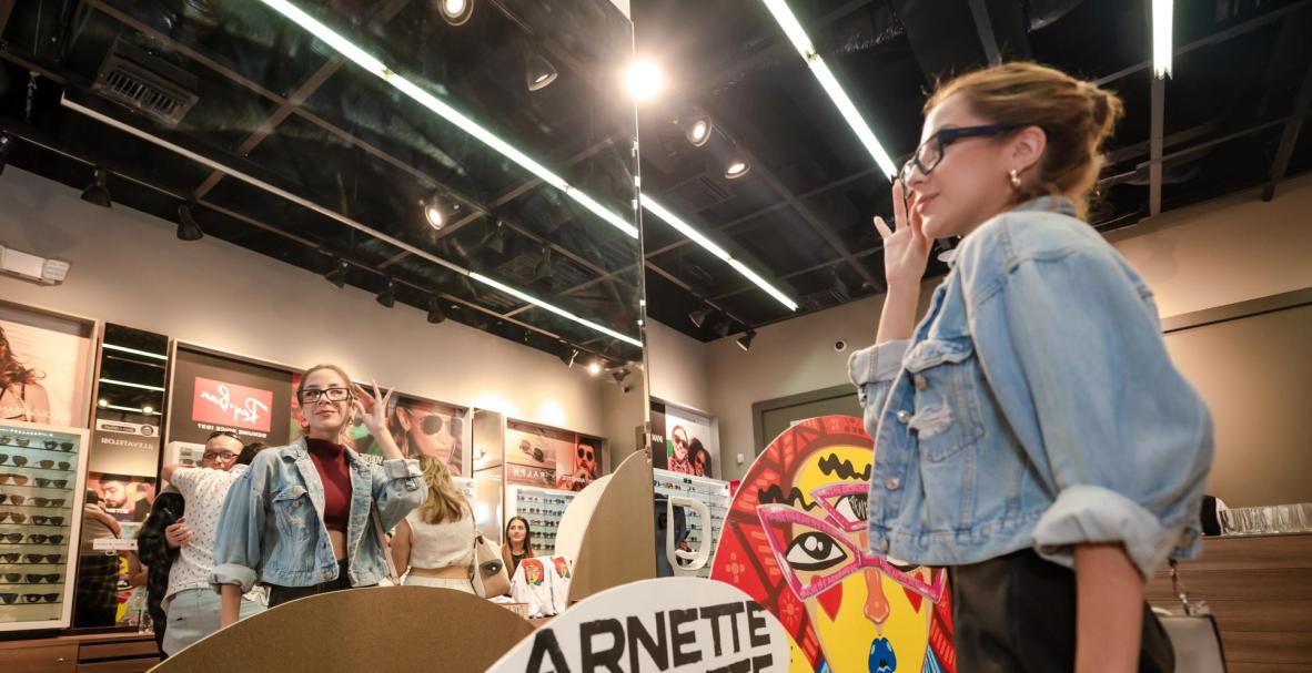 Arnette presenta su colección con Carla Bresciani