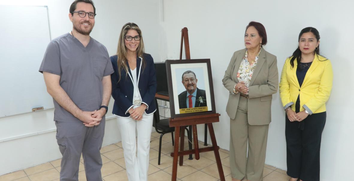 Homenaje a José Acosta Jaramillo en la U. de Guayaquil