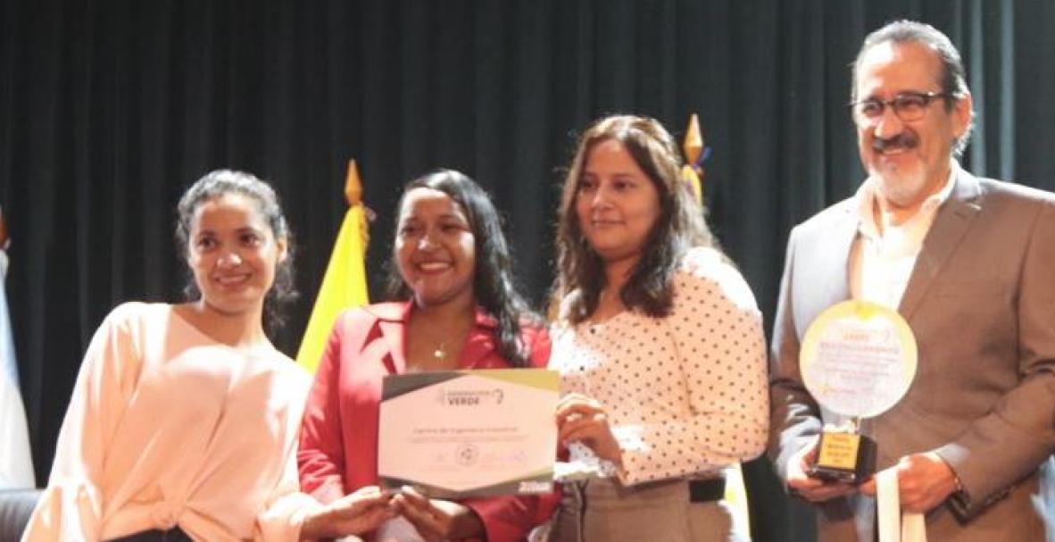 Universidad Politécnica Salesiana premia a Diario EXPRESO por su labor en favor de la sostenibilidad