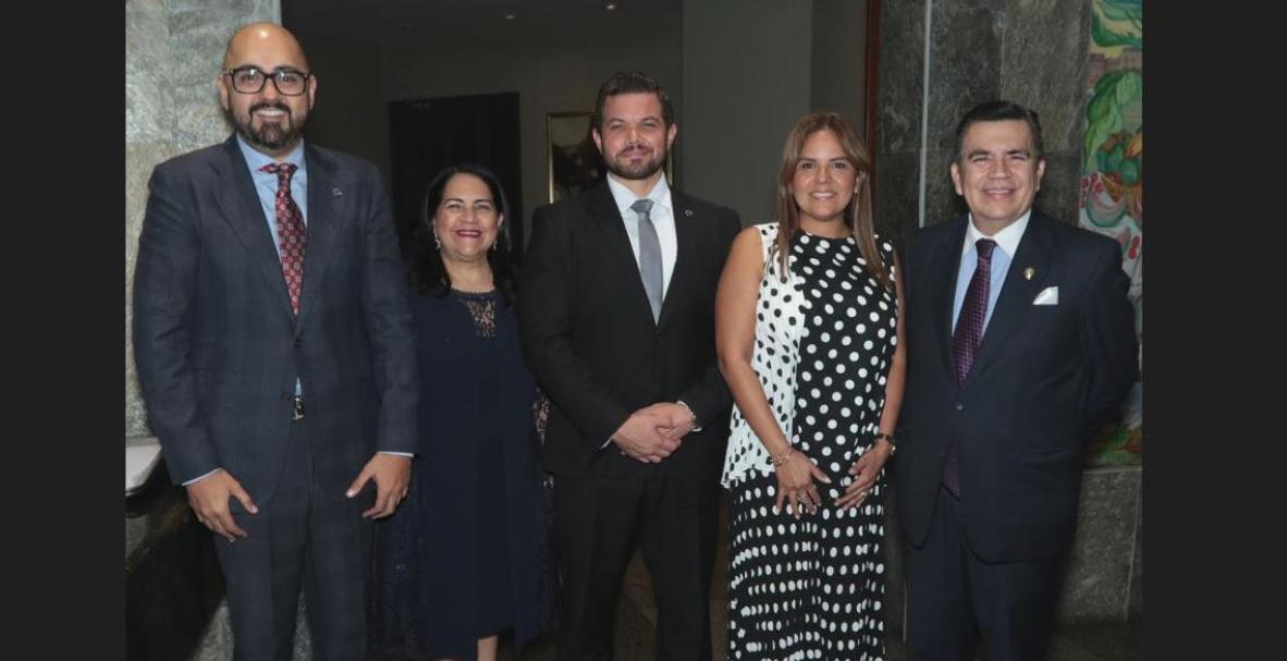 Cena de los alumnos de la maestría de Relaciones Internacionales, en la materia de Protocolo y Ceremonial Público.