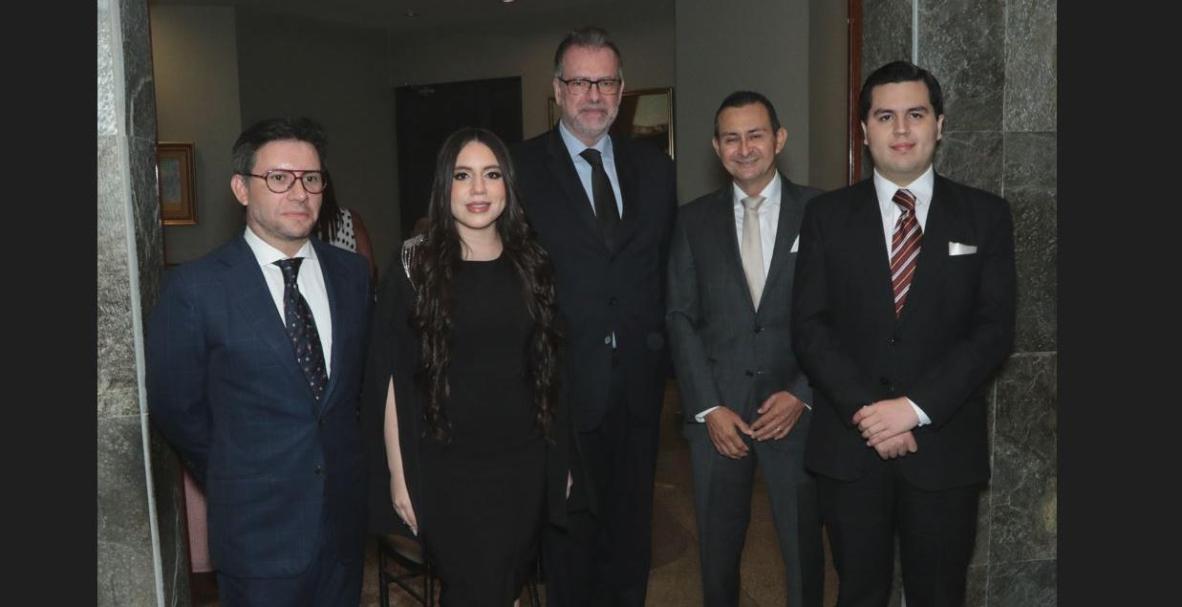 Cena de los alumnos de la maestría de Relaciones Internacionales, en la materia de Protocolo y Ceremonial Público.