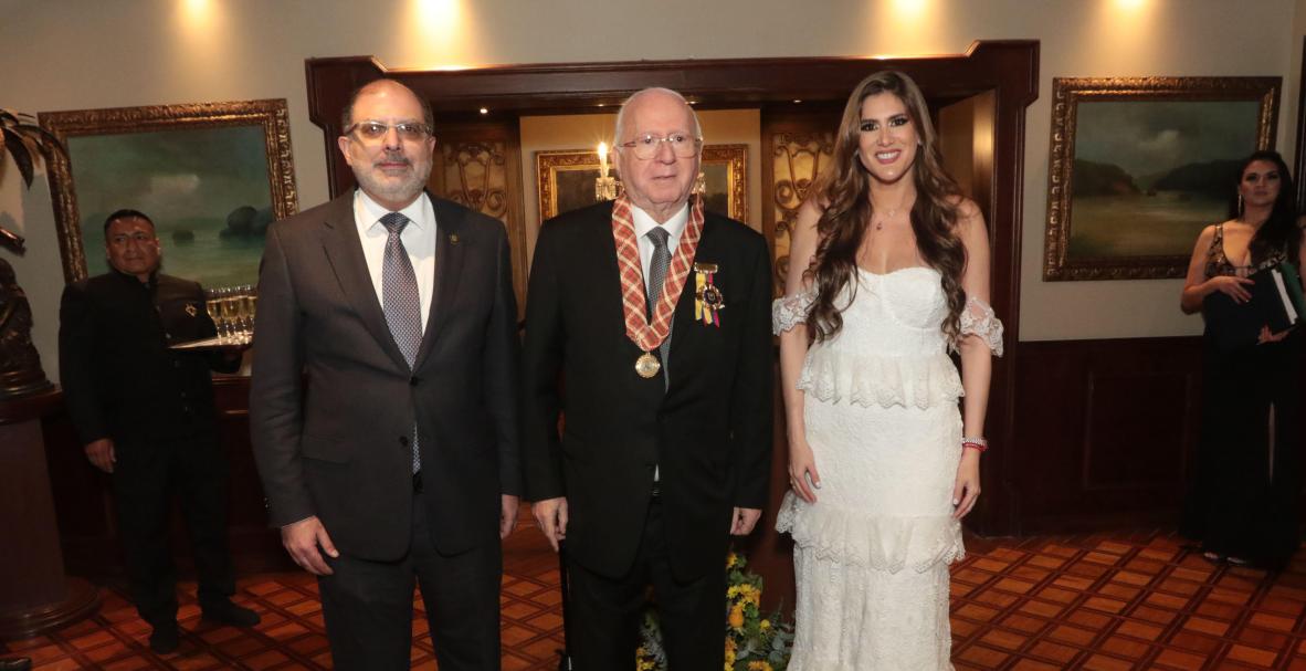 Xavier Simon Isaías. Condecoración de la Asamblea Nacional y Parlamento Andino.