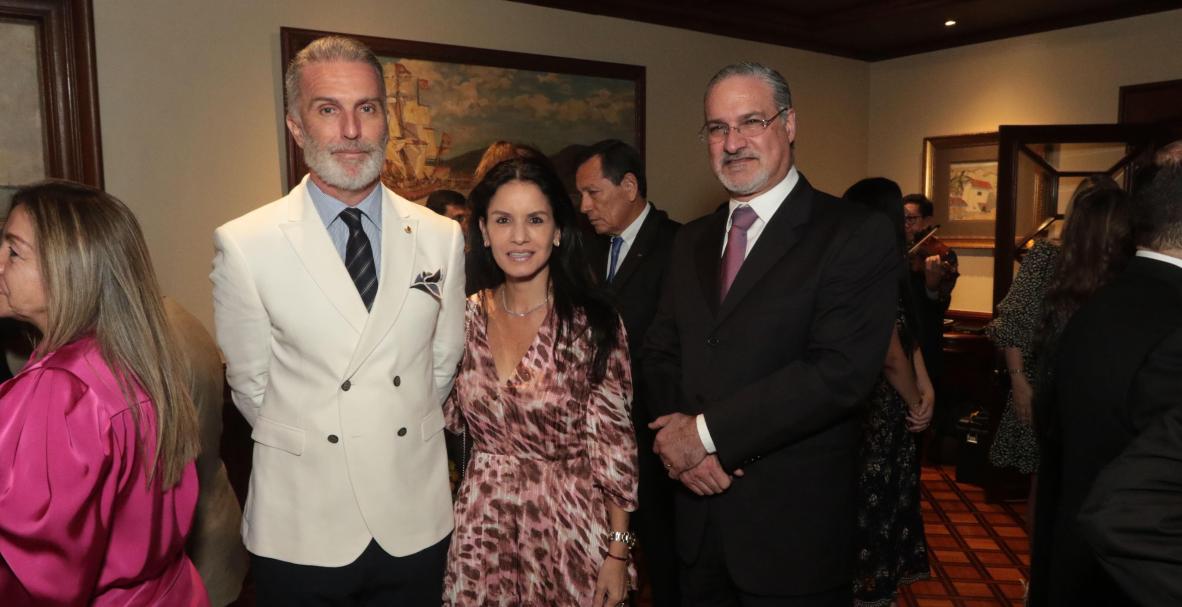 Xavier Simon Isaías. Condecoración de la Asamblea Nacional y Parlamento Andino.