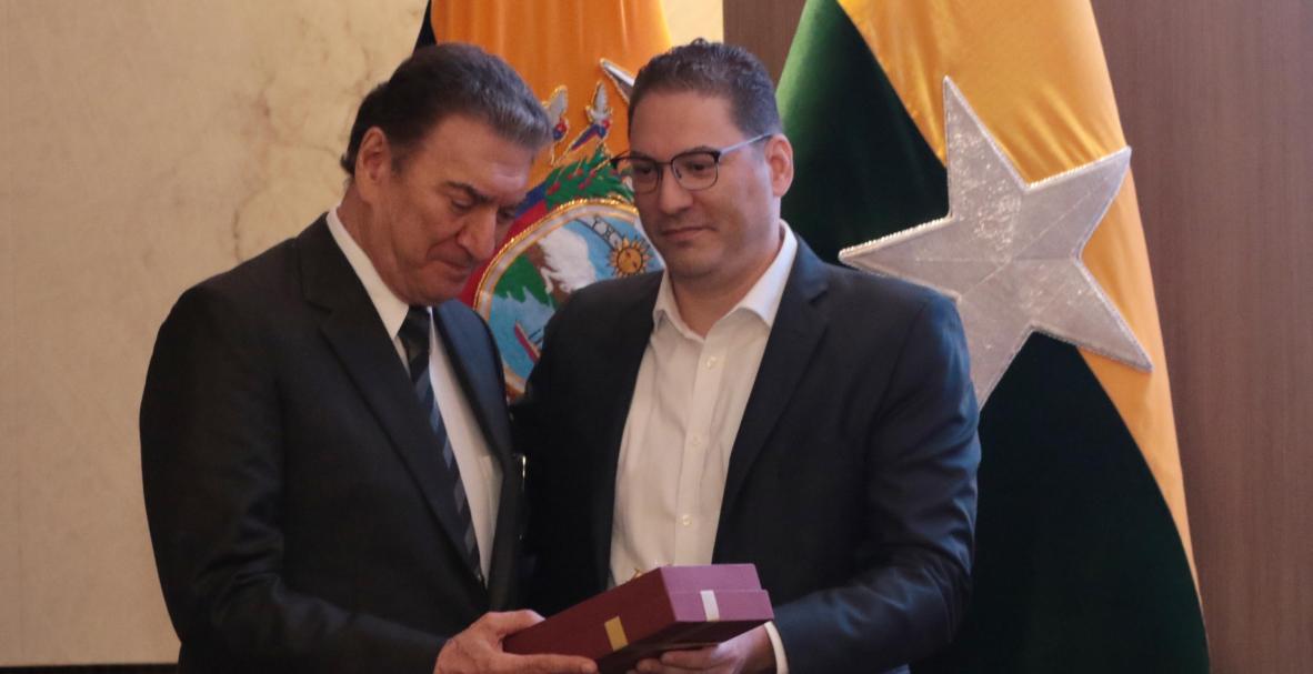 Condecoración a Dr. Charbel Saab en el Segundo Congreso Interacional de Especialiddes Odontológicas, de la UEES