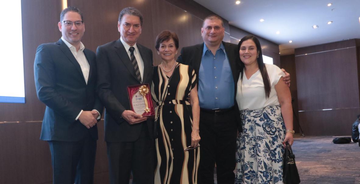 Condecoración a Dr. Charbel Saab en el Segundo Congreso Interacional de Especialiddes Odontológicas, de la UEES