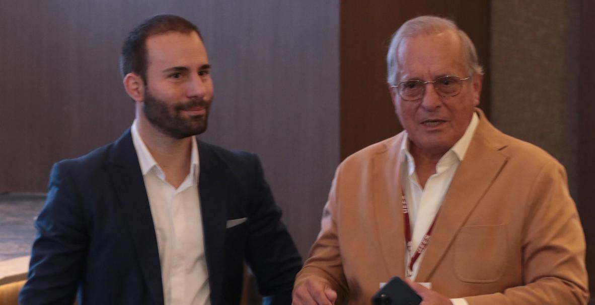 Condecoración a Dr. Charbel Saab en el Segundo Congreso Interacional de Especialiddes Odontológicas, de la UEES