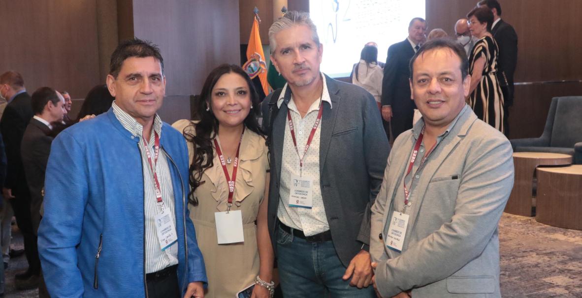 Condecoración a Dr. Charbel Saab en el Segundo Congreso Interacional de Especialiddes Odontológicas, de la UEES