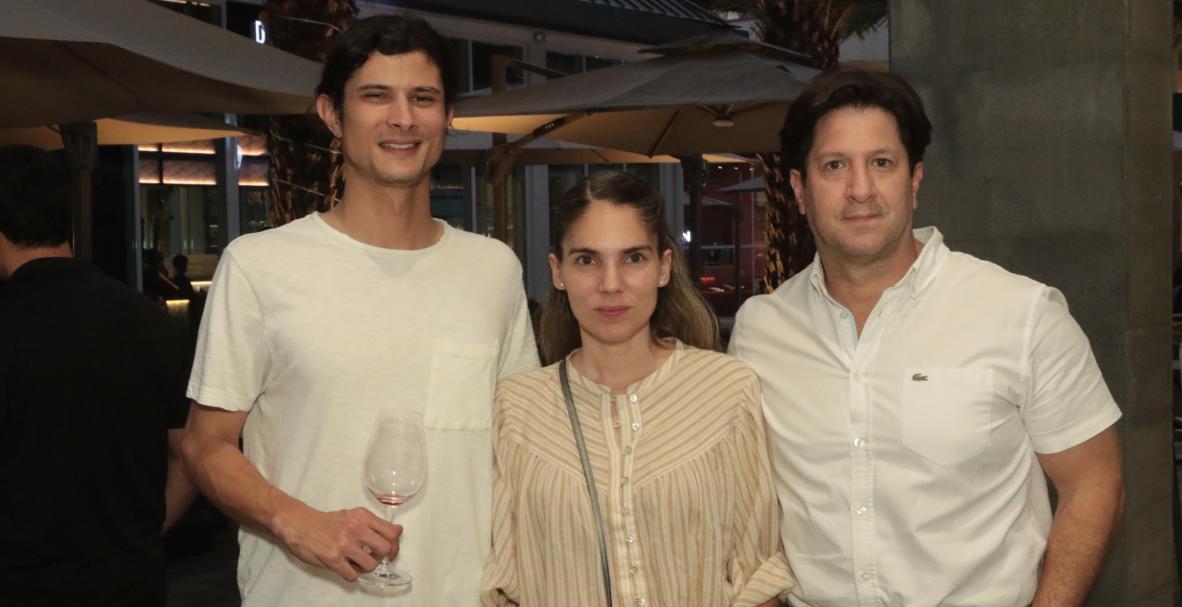 Vino, Música y arte en Plaza Moderna en Samborondon