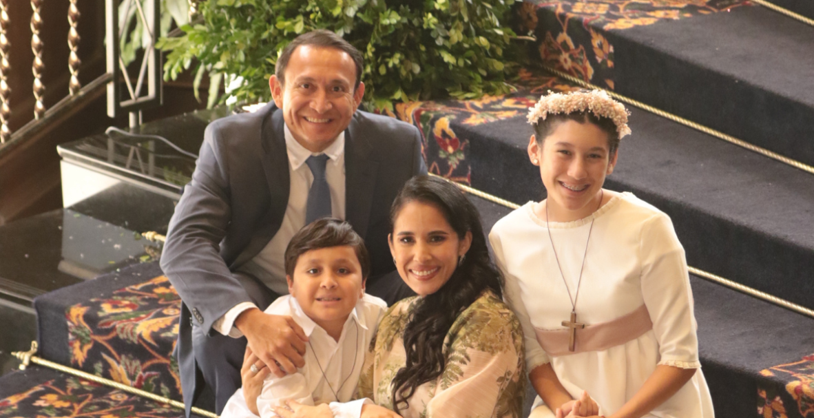 Primera comunión de Mathías y Milena Jara Triviño en la Iglesia Rectoral San Josemaría Escrivá de Balaguer. Celebración en el Bankers Club