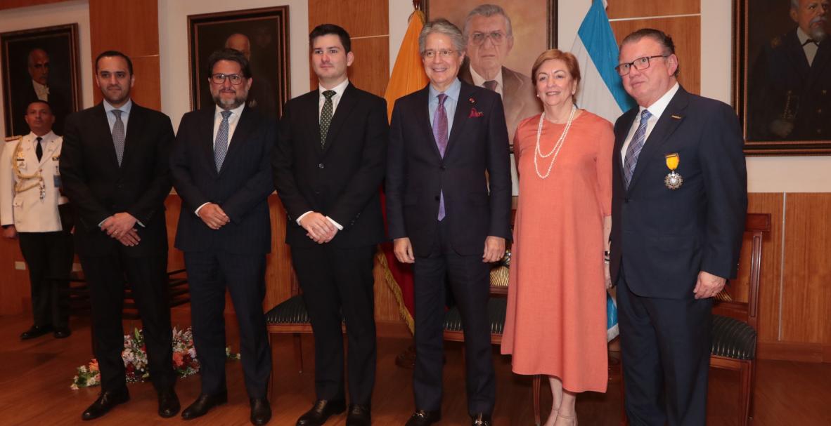 Condecoración al Mérito en grado de Caballero a Galo Martínez Leisker. El director de diario EXPRESO junto al presidente de la República, Guillermo Lasso Mendoza.