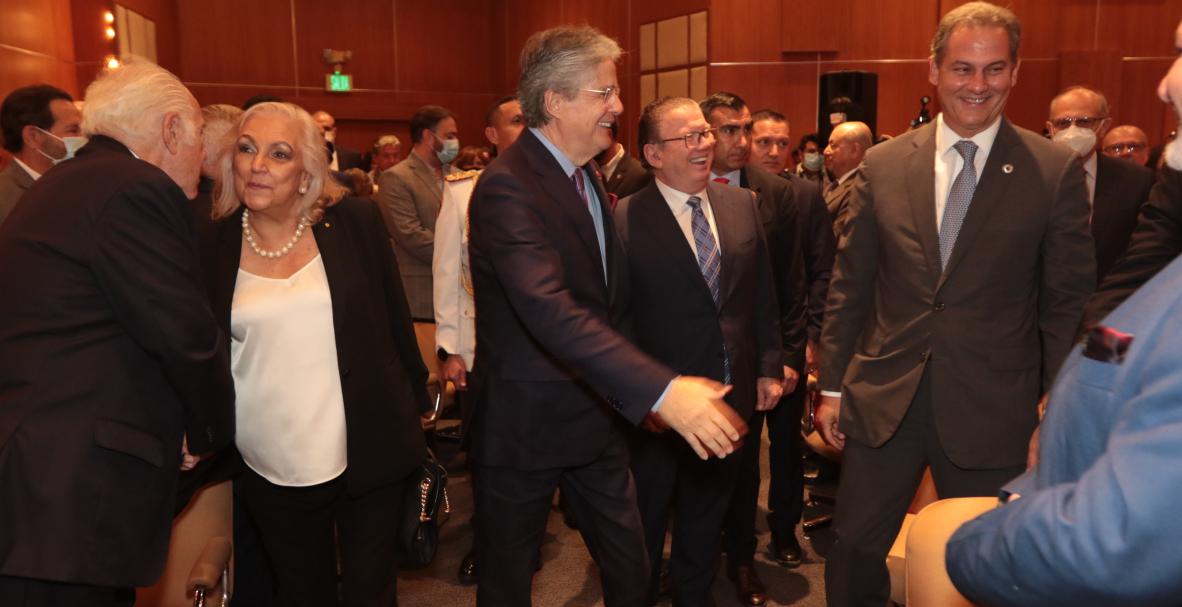 Condecoración al Mérito en grado de Caballero a Galo Martínez Leisker. El director de diario EXPRESO junto al presidente de la República, Guillermo Lasso Mendoza.