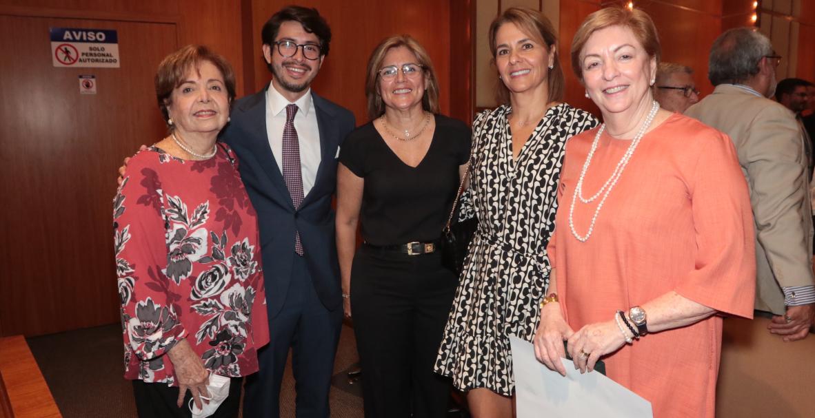 Condecoración al Mérito en grado de Caballero a Galo Martínez Leisker. El director de diario EXPRESO junto al presidente de la República, Guillermo Lasso Mendoza.