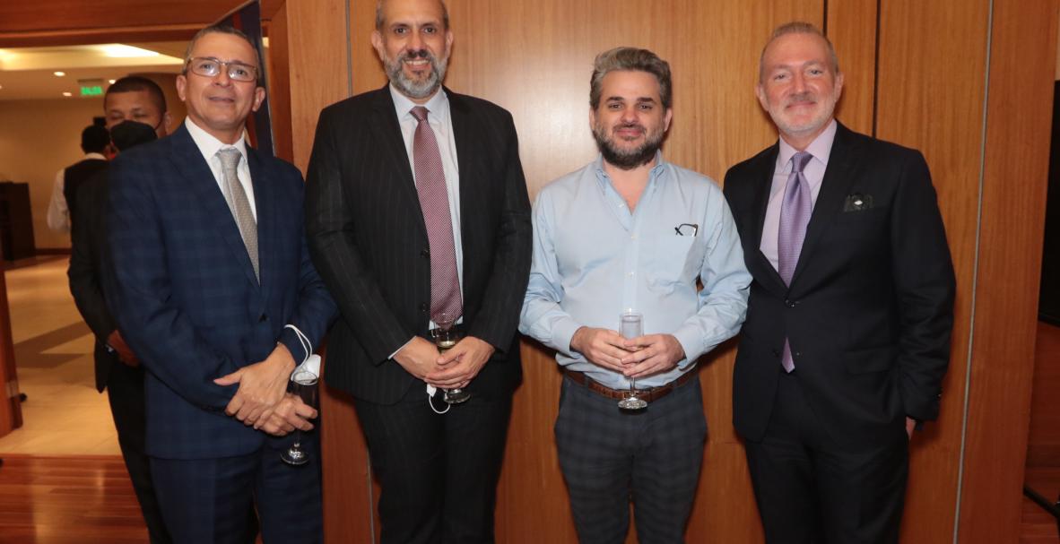 Condecoración al Mérito en grado de Caballero a Galo Martínez Leisker. El director de diario EXPRESO junto al presidente de la República, Guillermo Lasso Mendoza.