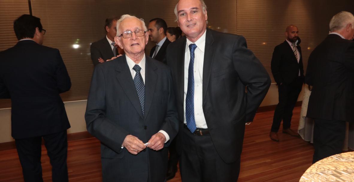 Condecoración al Mérito en grado de Caballero a Galo Martínez Leisker. El director de diario EXPRESO junto al presidente de la República, Guillermo Lasso Mendoza.