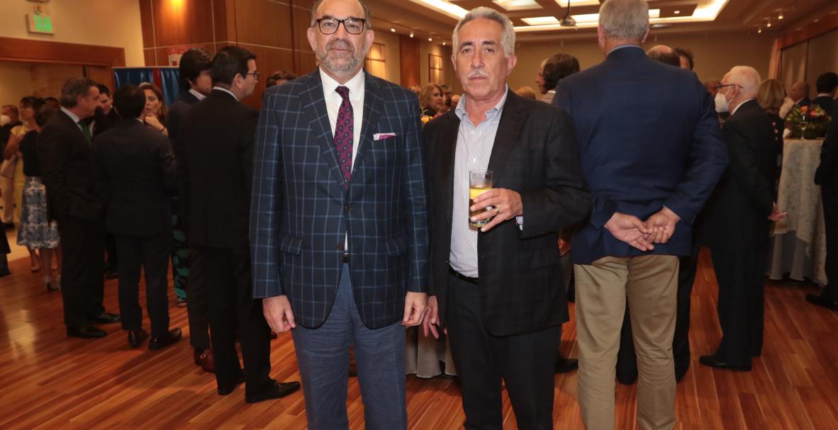 Condecoración al Mérito en grado de Caballero a Galo Martínez Leisker. El director de diario EXPRESO junto al presidente de la República, Guillermo Lasso Mendoza.