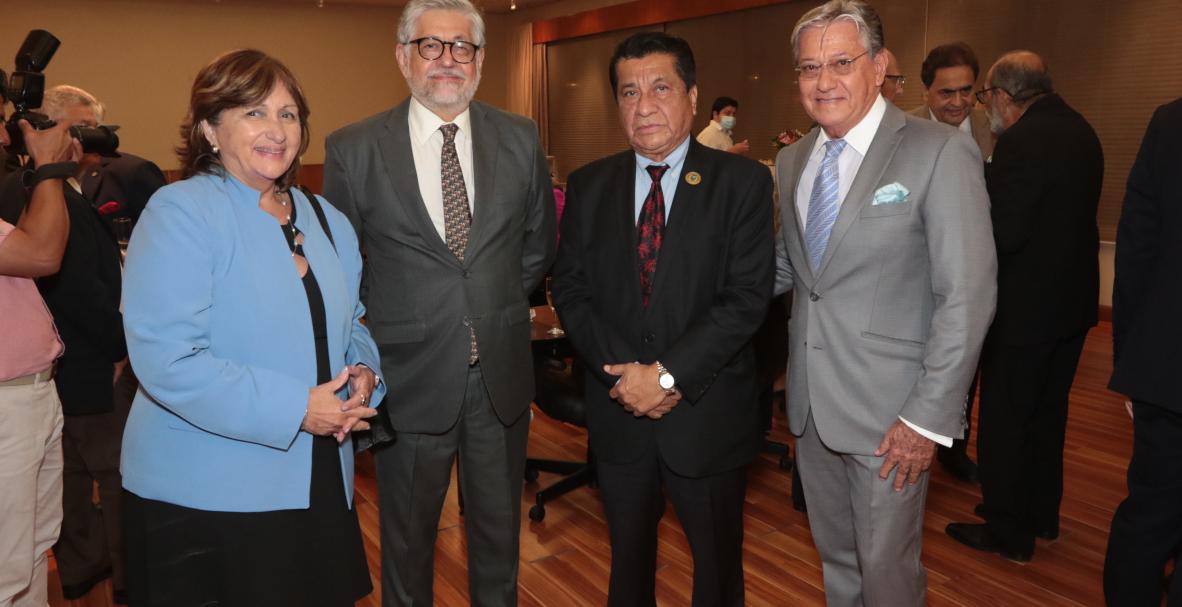 Condecoración al Mérito en grado de Caballero a Galo Martínez Leisker. El director de diario EXPRESO junto al presidente de la República, Guillermo Lasso Mendoza.