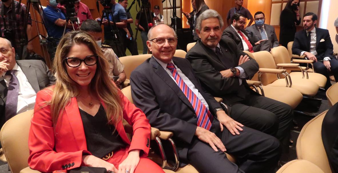 Condecoración al Mérito en grado de Caballero a Galo Martínez Leisker. El director de diario EXPRESO junto al presidente de la República, Guillermo Lasso Mendoza.