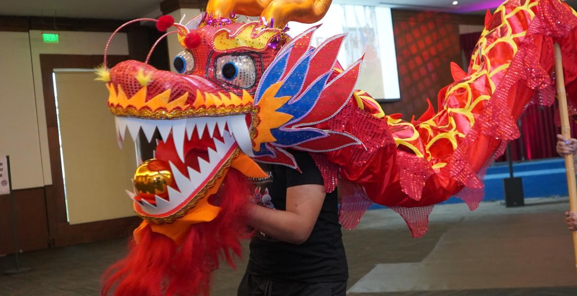 La cultura china se vio reflejada con esta danza del dragón.