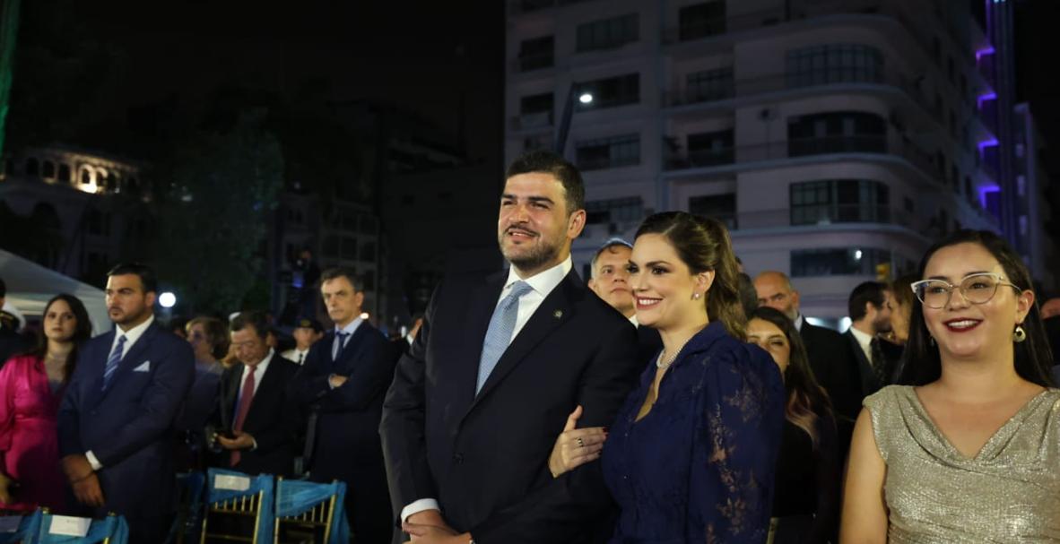 Aquiles Álvarez junto a su esposa Fiorella Icaza