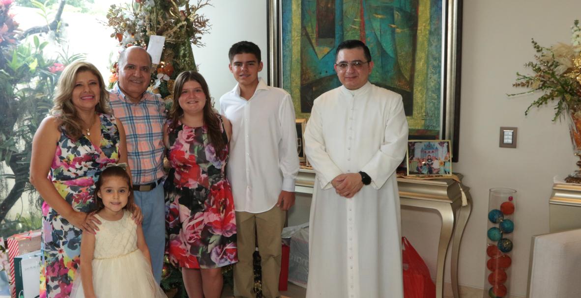 Familia Ortiz Montenegro, bendición de su casa