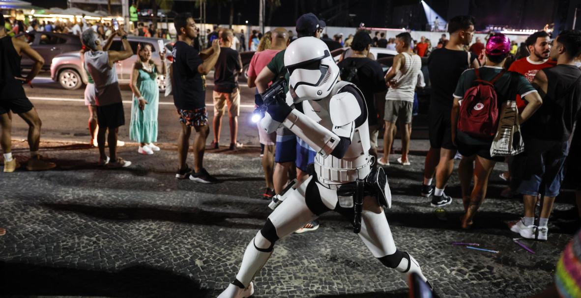 Una persona disfrazada de Stormtrooper, de la saga 'Star Wars', posa en Río de Janeiro (Brasil).