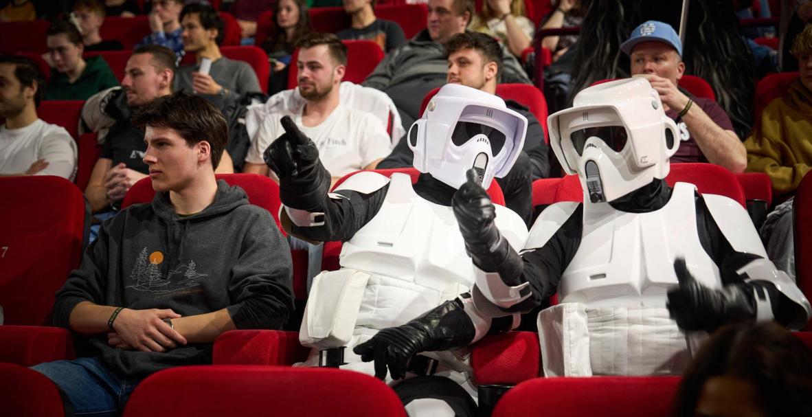 ans de Star Wars vestidos como soldados de asalto en un cine en la Haya, países Bajos, 03 de mayo de 2024. Se celebrará un maratón de 24 horas en varios cines con las nueve partes oficiales de la serie Guerra de las Galaxias.