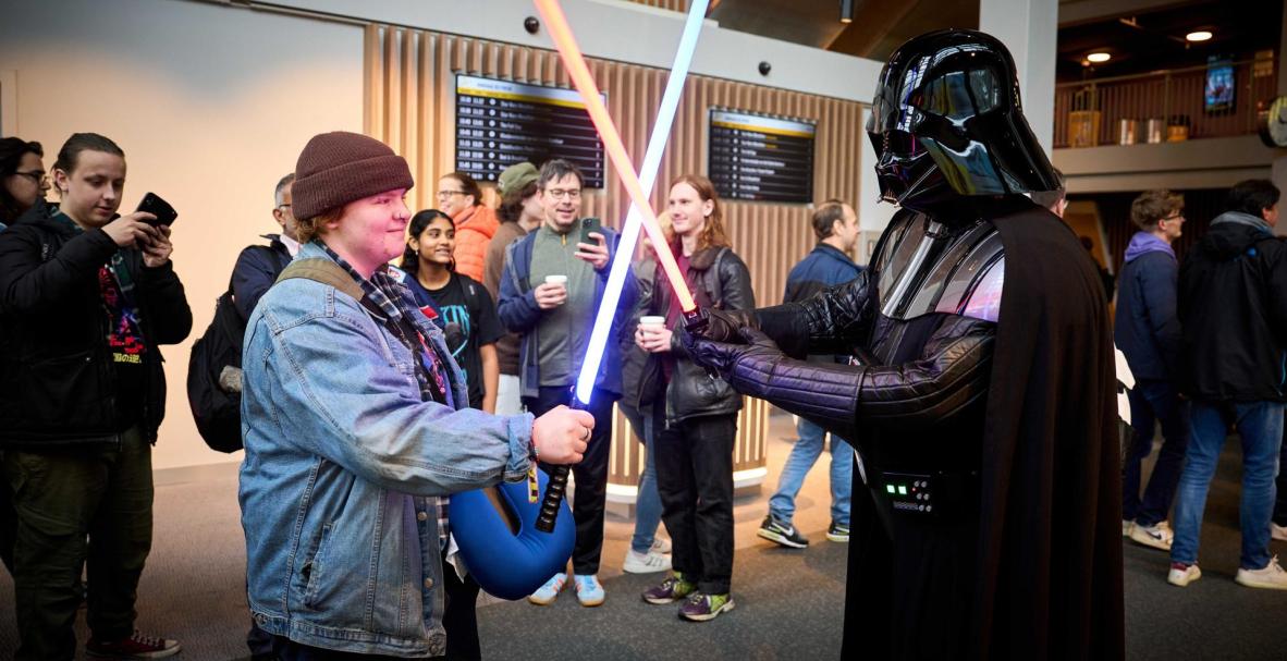 Los fans de Star Wars juegan con sables de luz en un cine en la Haya, países Bajos