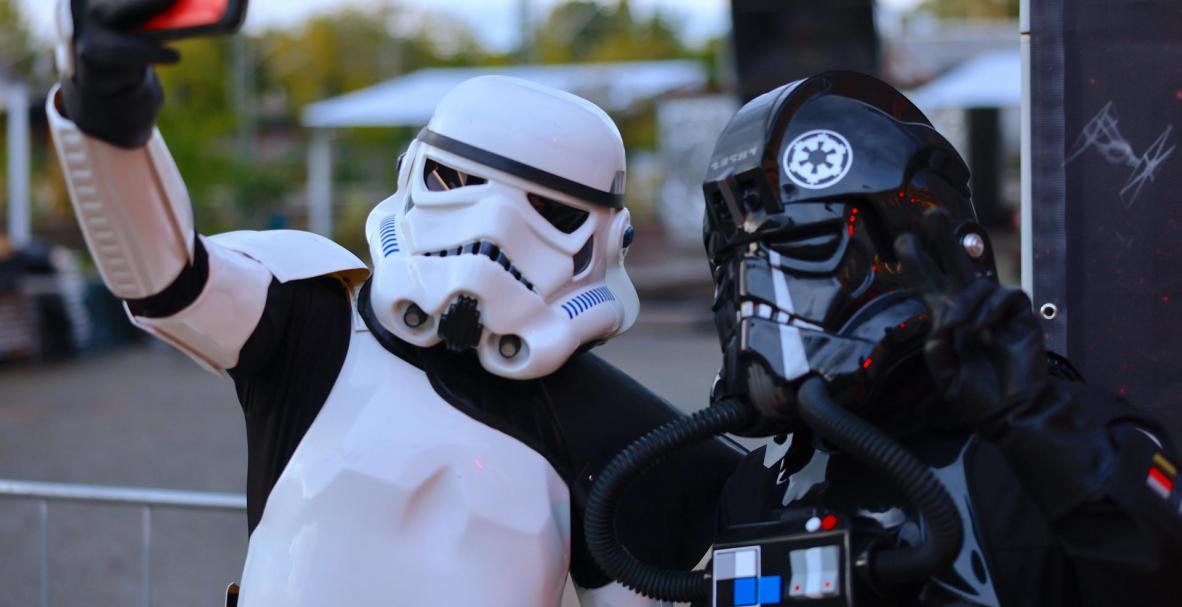 Actores aficionados disfrazados posan para un selfie durante la proyección de prensa