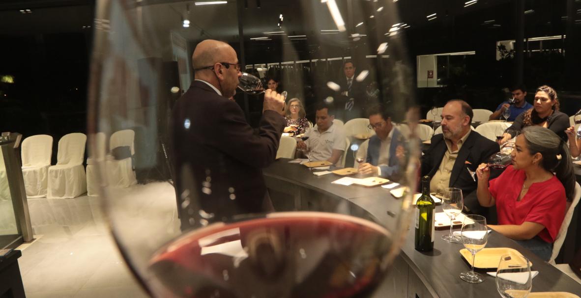 Cata de vinos de la UEES