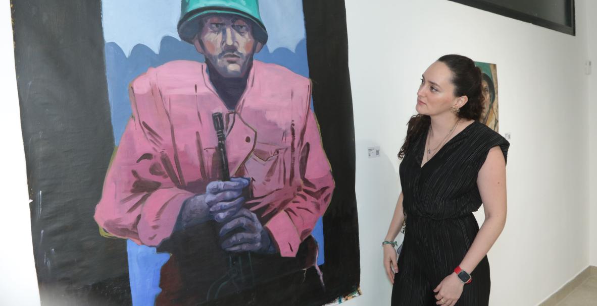 Soldado fantasma, exposición en el Country Club del artista Raymundo Valdez