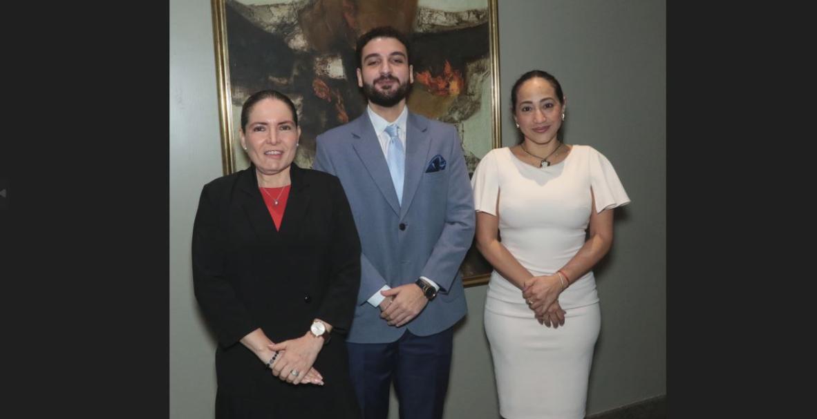 Cena de los alumnos de la maestría de Relaciones Internacionales, en la materia de Protocolo y Ceremonial Público.