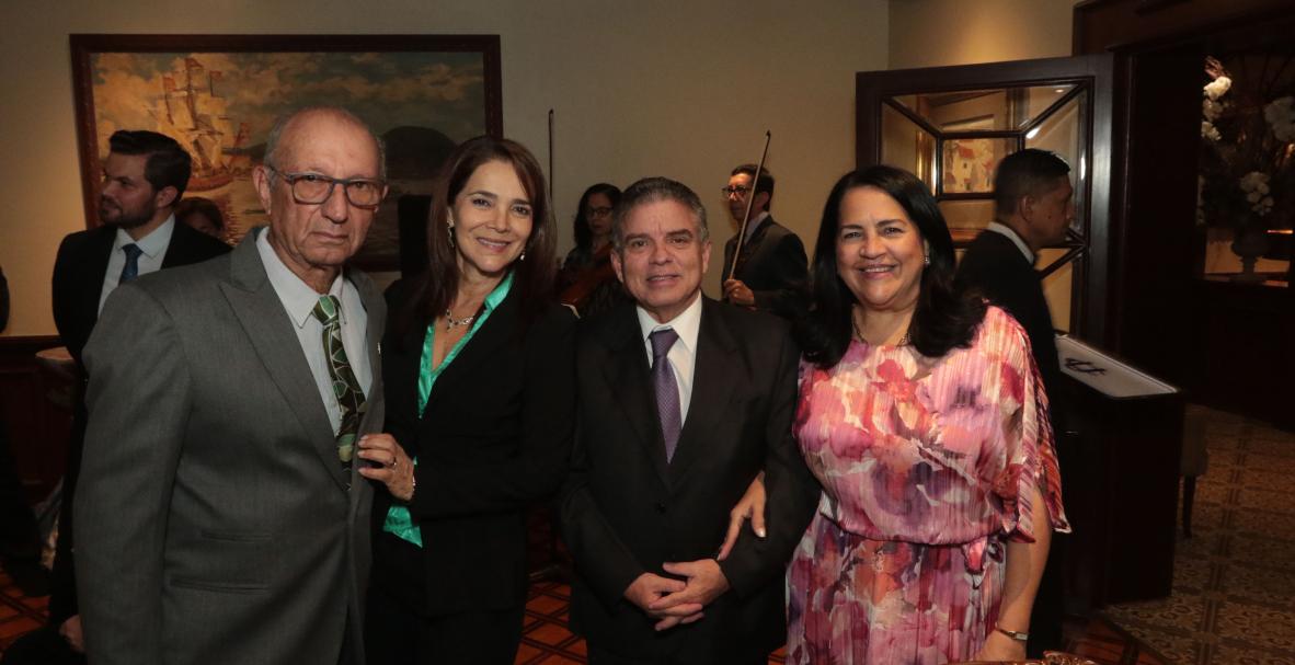Xavier Simon Isaías. Condecoración de la Asamblea Nacional y Parlamento Andino.