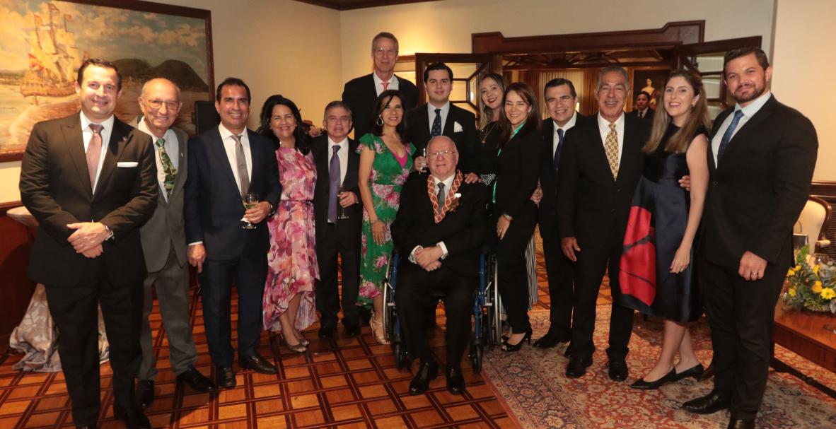 Xavier Simon Isaías. Condecoración de la Asamblea Nacional y Parlamento Andino.