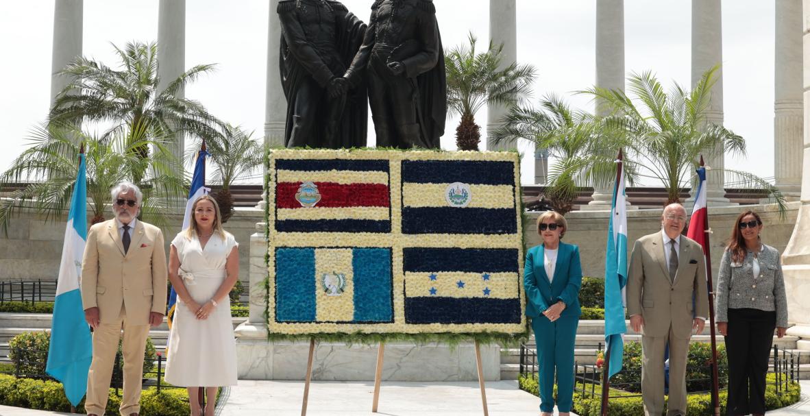 Ofrenda floral por 203.º aniversario de la independencia de América Central
