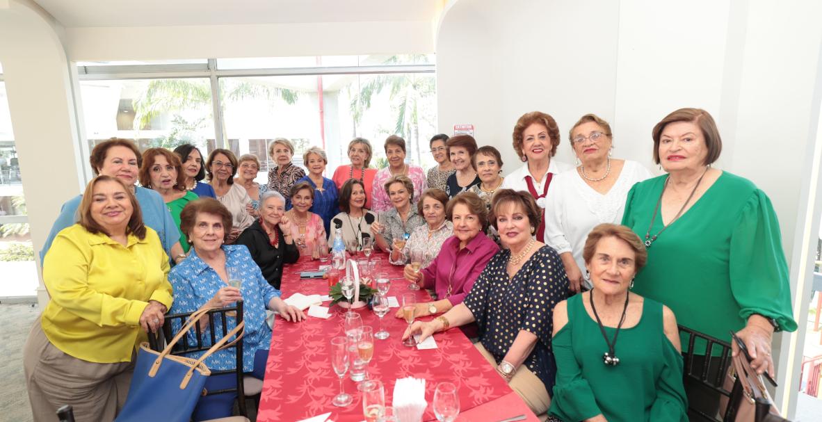 Reencuentro de exalumnas del Dolores Baquerizo