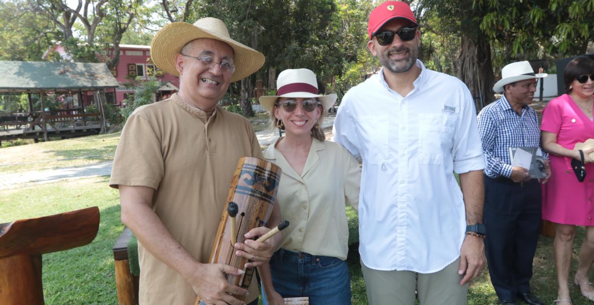 Lanzamiento de Disvaríos, libro de Ramón Sonnenholzner