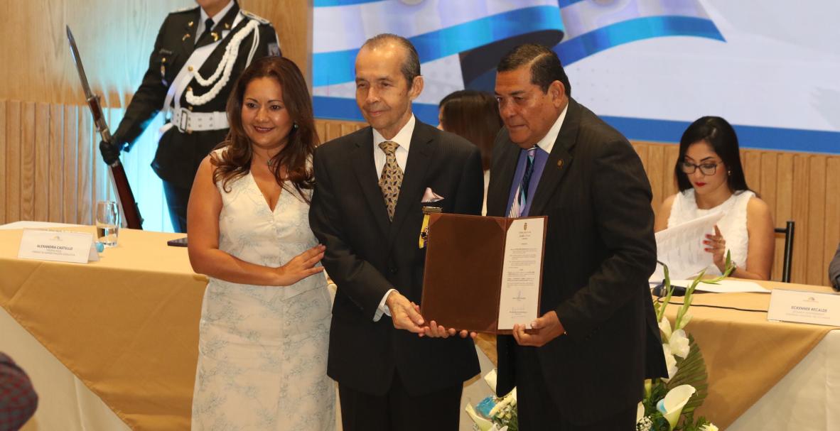 Agustín Febres Cordero es  condecorado por la Asamblea nacional durante la sesión solemne de las Fiestas de Guayaquil
