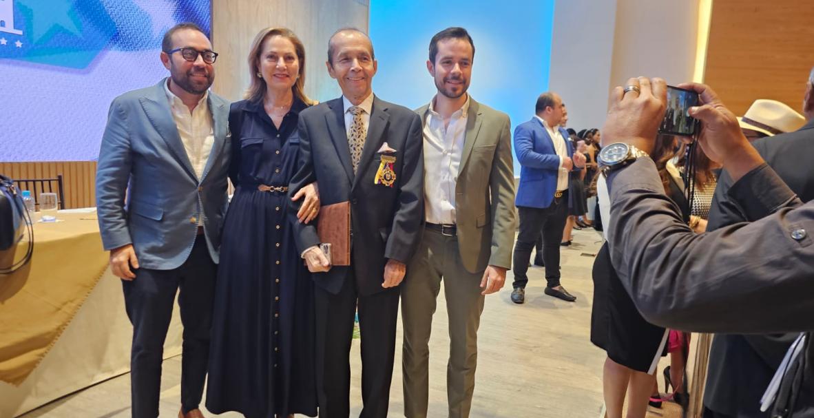 Agustín Febres Cordero es  condecorado por la Asamblea nacional durante la sesión solemne de las Fiestas de Guayaquil