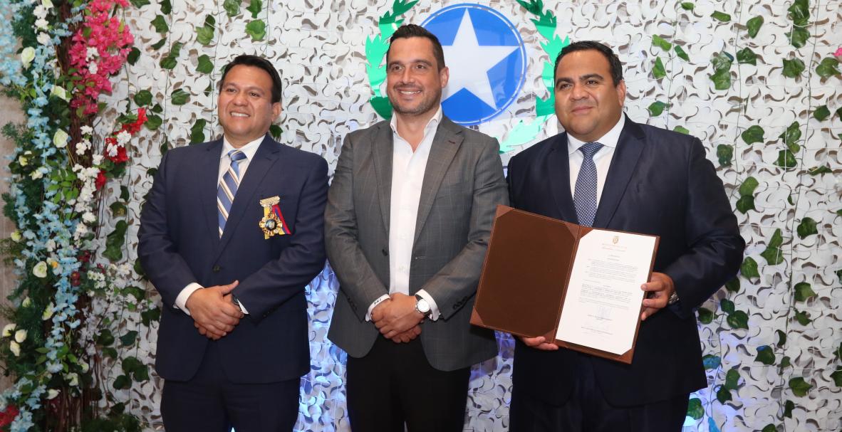 Agustín Febres Cordero es  condecorado por la Asamblea nacional durante la sesión solemne de las Fiestas de Guayaquil