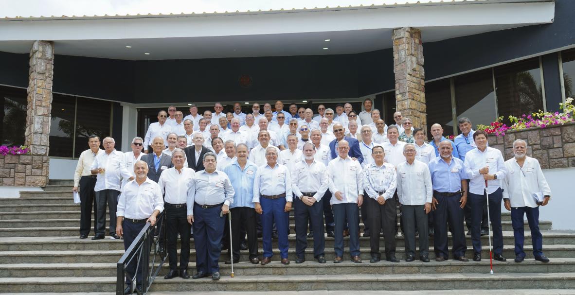 50 años de graduados Cristóbal Colón, en club Biblos