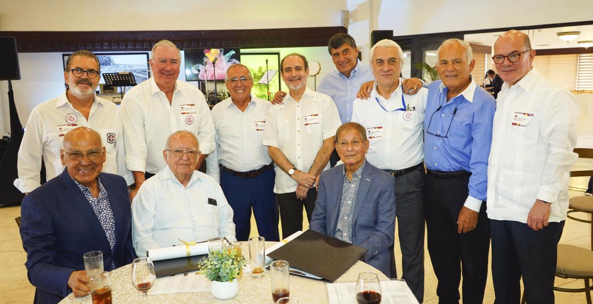50 años de graduados Cristóbal Colón, en club Biblos