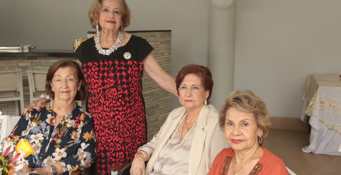 Lupe Estarella de Fuentes, Raquel Arroyo del Río, Lucia Estarella y Alba de cherry.