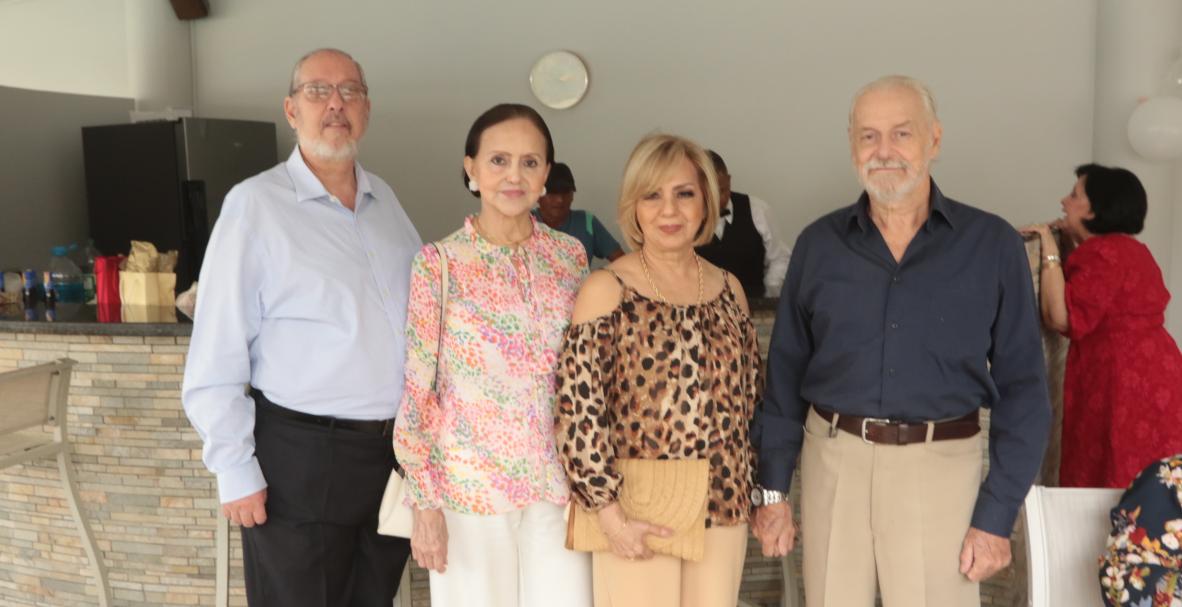 Eduardo y Mirella de Pinchín junto a Rosi y Jorge Mancheno.