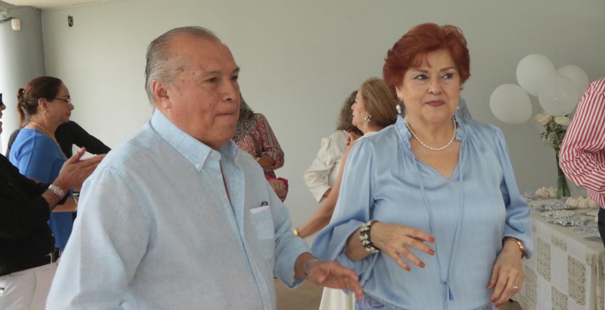Hugo Guerrero junto a su esposa Leticia de Guerrero.