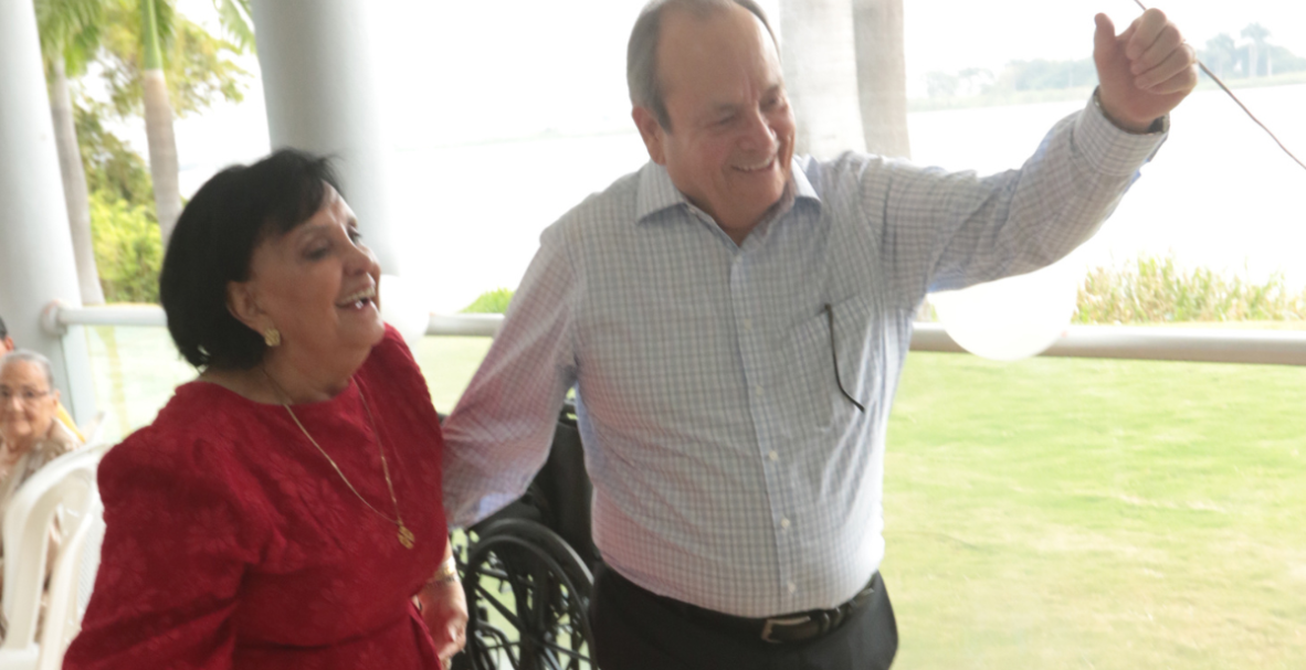 Luis Montalvo acompañado de su esposa Consuelo Andrade de Montalvo.